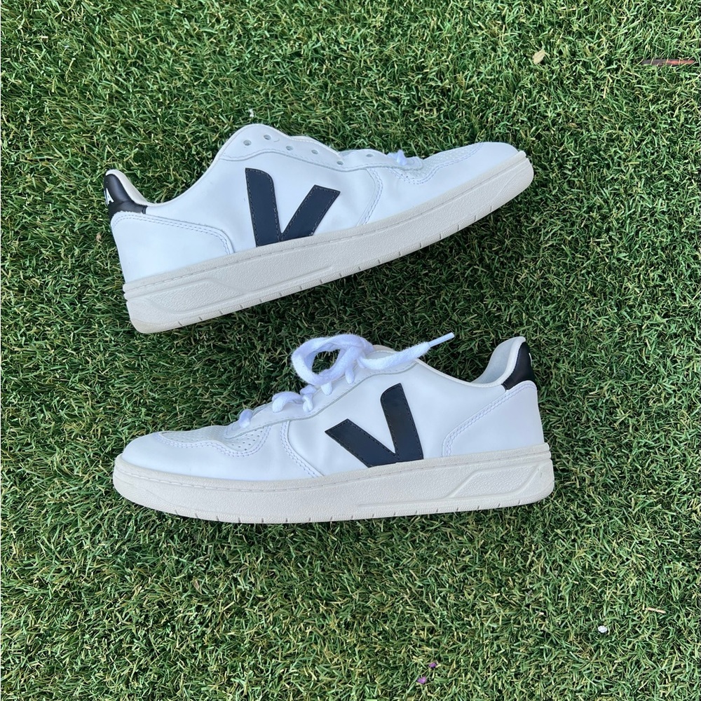 Veja V-10 Leather Low-Top Sneakers (off white)